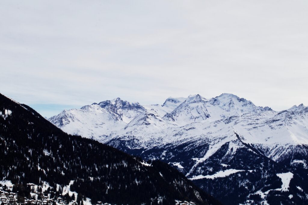 Une image contenant neige, extérieur, ciel, montagne  Description générée automatiquement